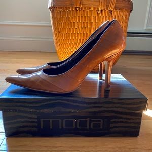 Moda Bobbi tan eel heels